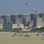 plage de Gravelines, avec la centrale nucléaire en arriere-plan