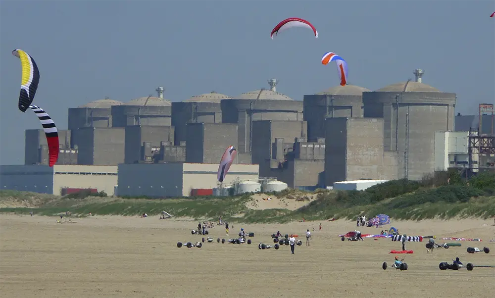 plage de Gravelines, avec la centrale nucléaire en arriere-plan