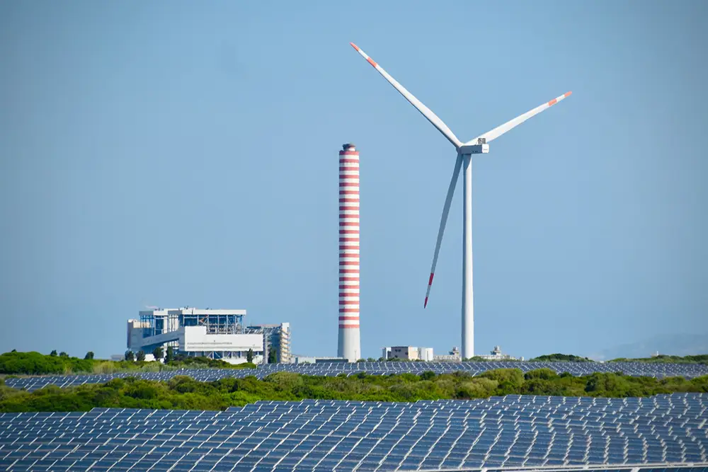 panneaux solaires et éolienne à Porto Torres, Italie