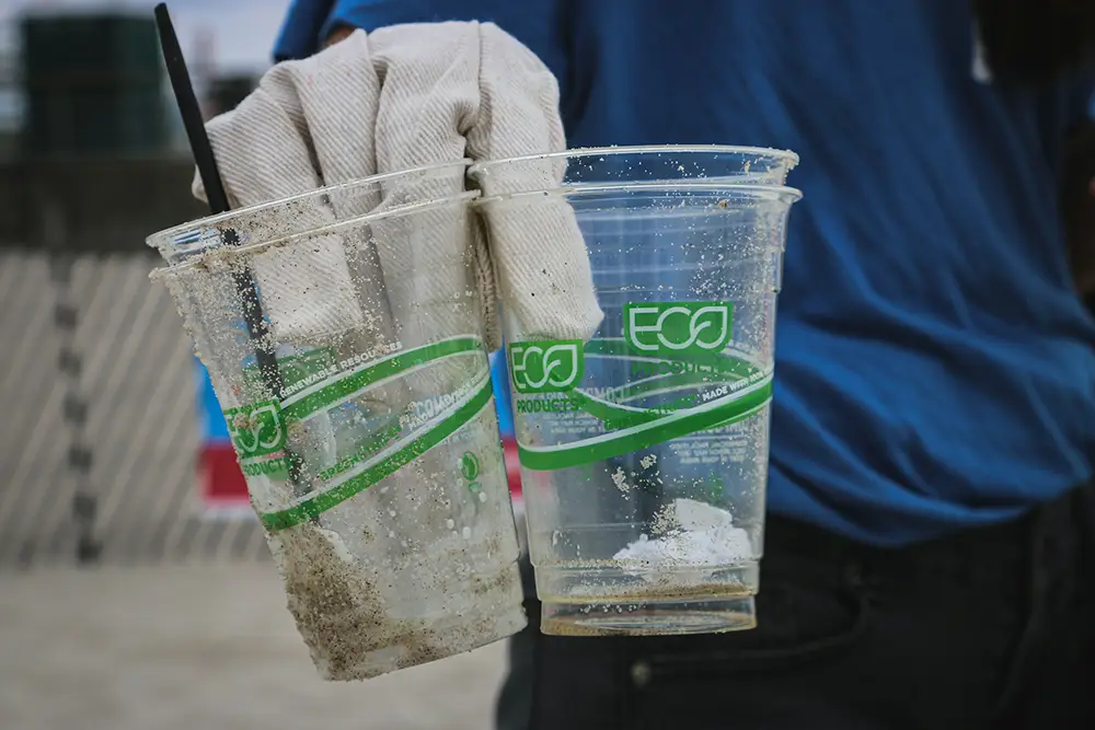 verre de plastique avec logo éco