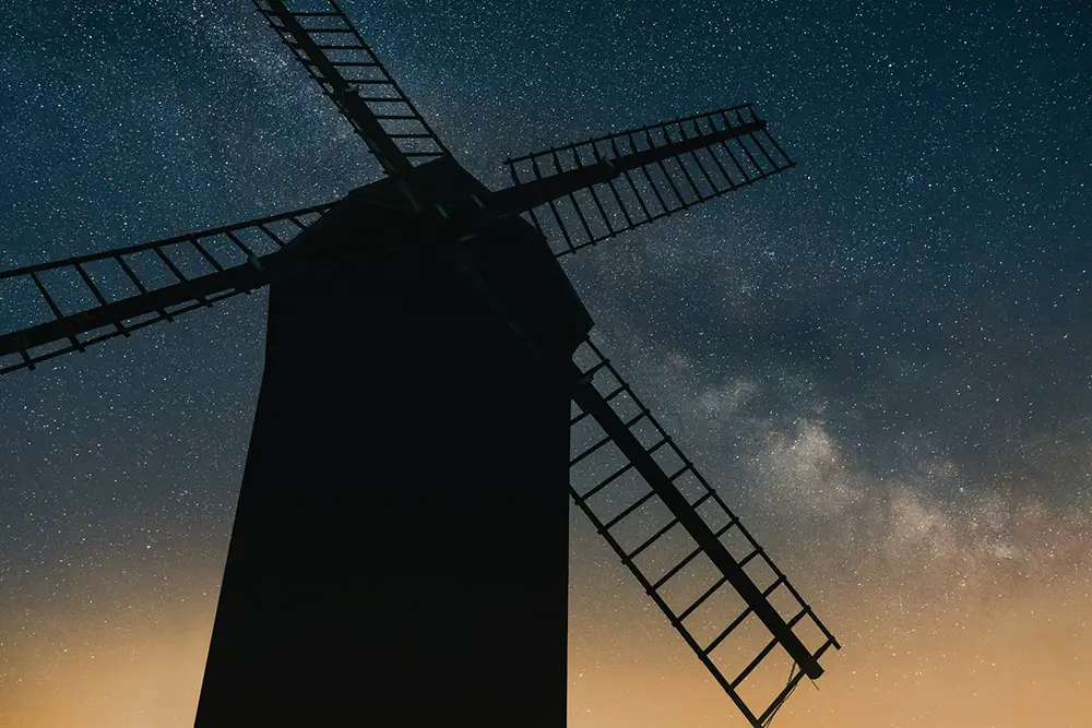 Moulin sous un ciel étoilé au coucher du soleil, Westhavelland, Allemagne