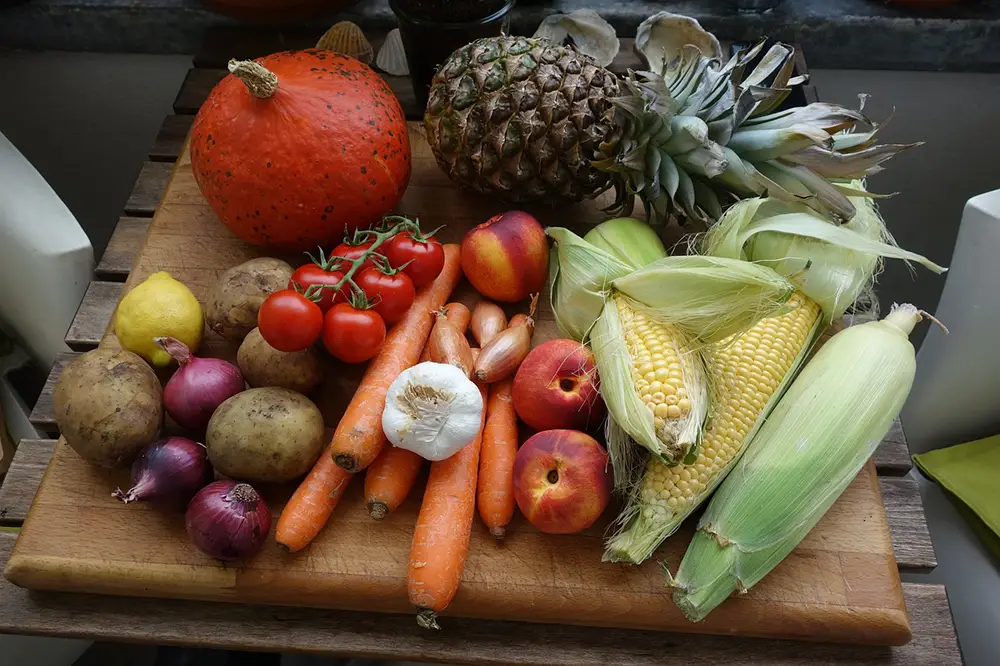 variété de fruits et légumes sur un plateau