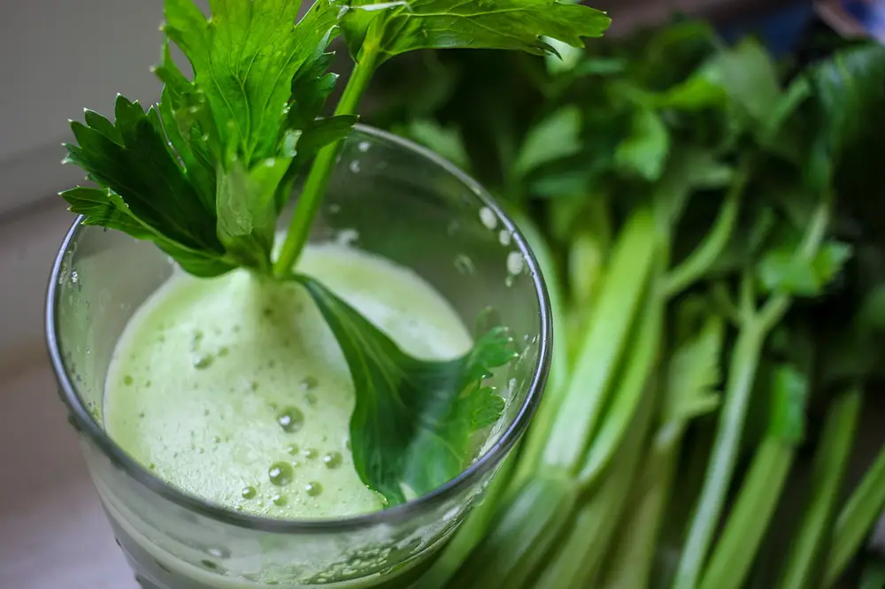 jus de céleri, dans un verre