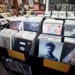 magasin de vinyles avec une grande sélection de musiques, rock pop