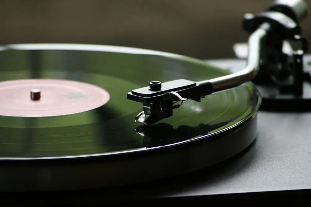 disque vinyle jouant sur une table tournante ou tourne disque