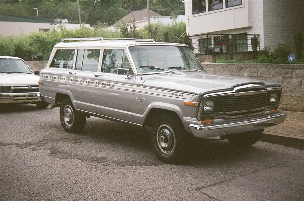 Vieux modèle Jeep Cherokee 1988, un des premiers SUV moderne