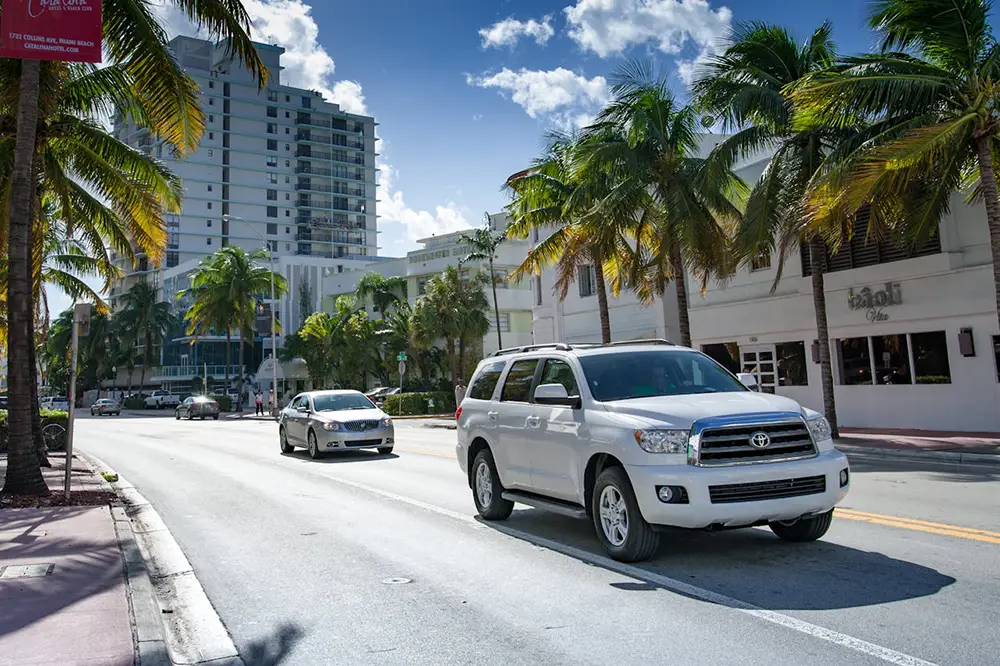 Gros véhicule luxueux SUV dans les rues de Miami aux Etats-Unis