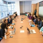 Réunion d'équipe du bureau pour préparer la prochaine activité de team building