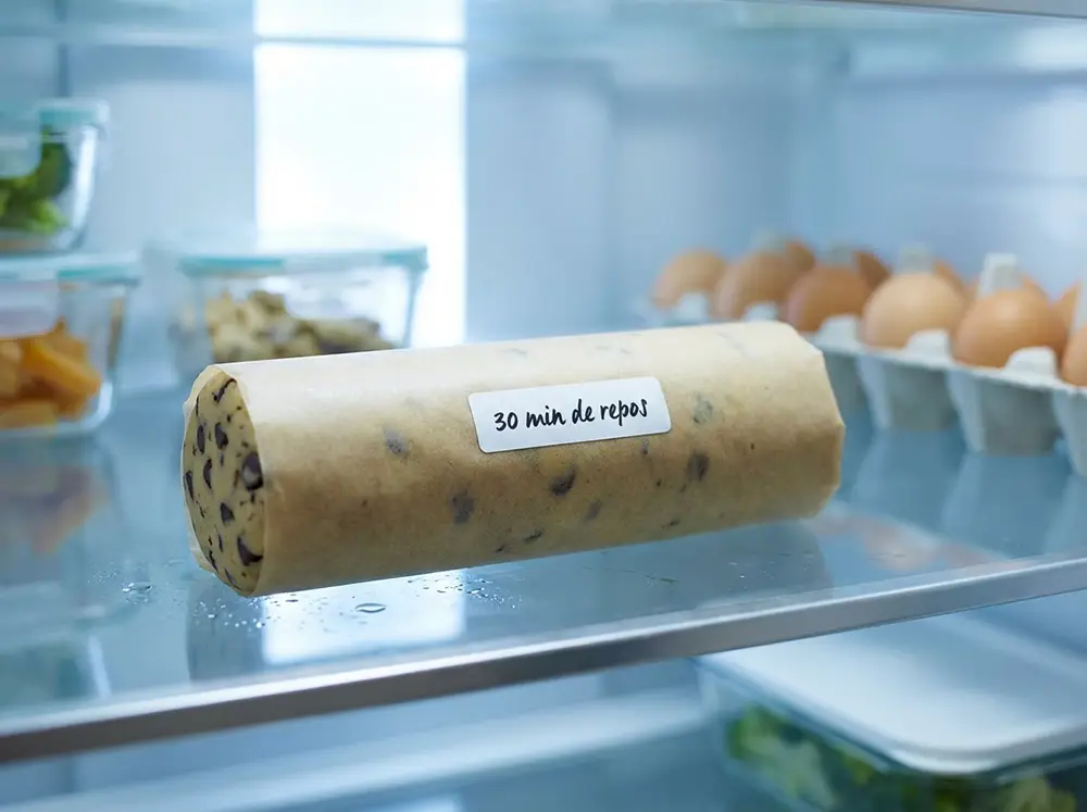 Boudin de pâte à cookies Cyril Lignac emballé dans du film alimentaire au réfrigérateur pendant 30 minutes