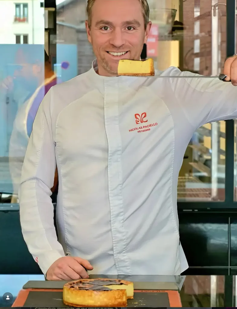 Chef Nicolas Paciello tenant une tranche de son flan parisien tout juste prêt à déguster