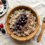 Bol coloré présentant du quinoa, des baies d'açaï et des graines de chia – bienfaits des superaliments